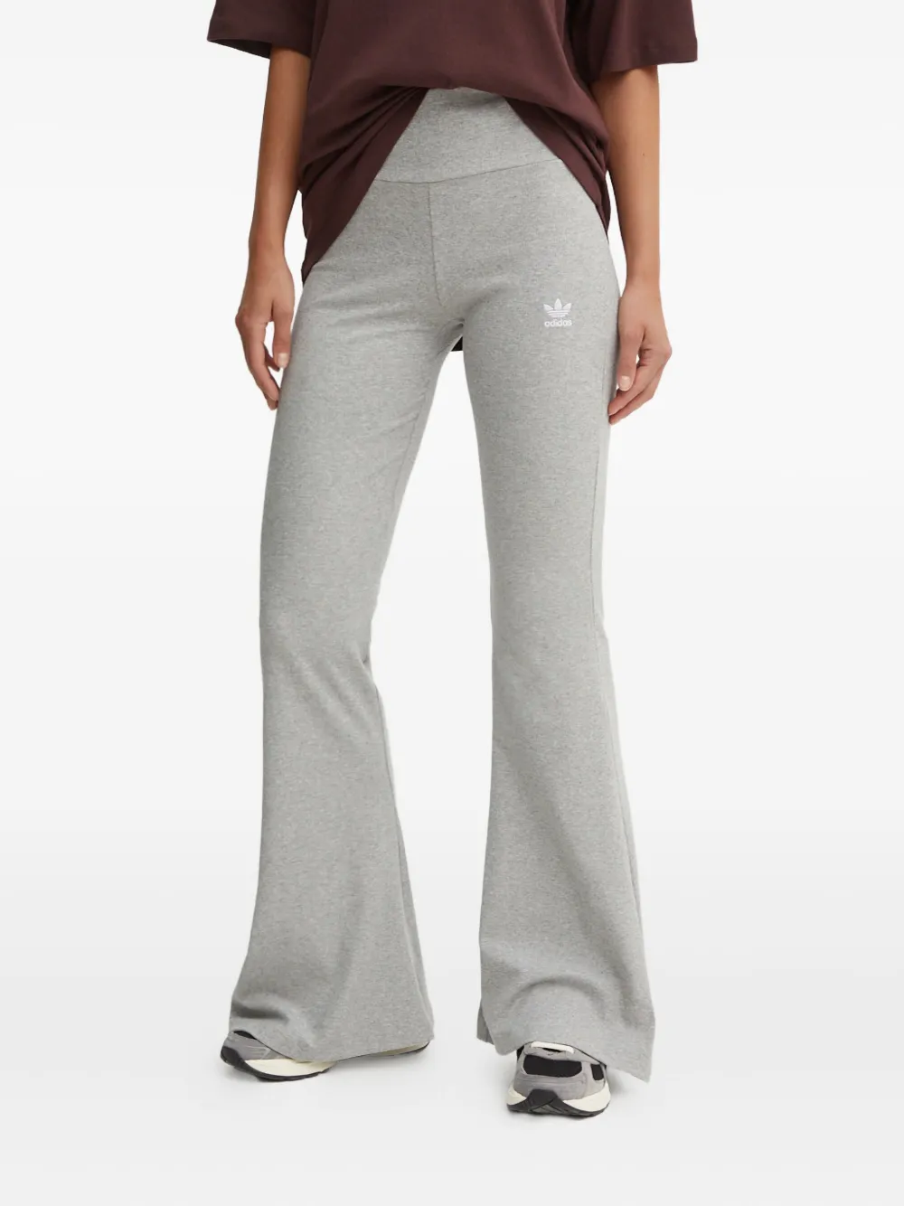

Расклешенные спортивные брюки в рубчик adidas, серый