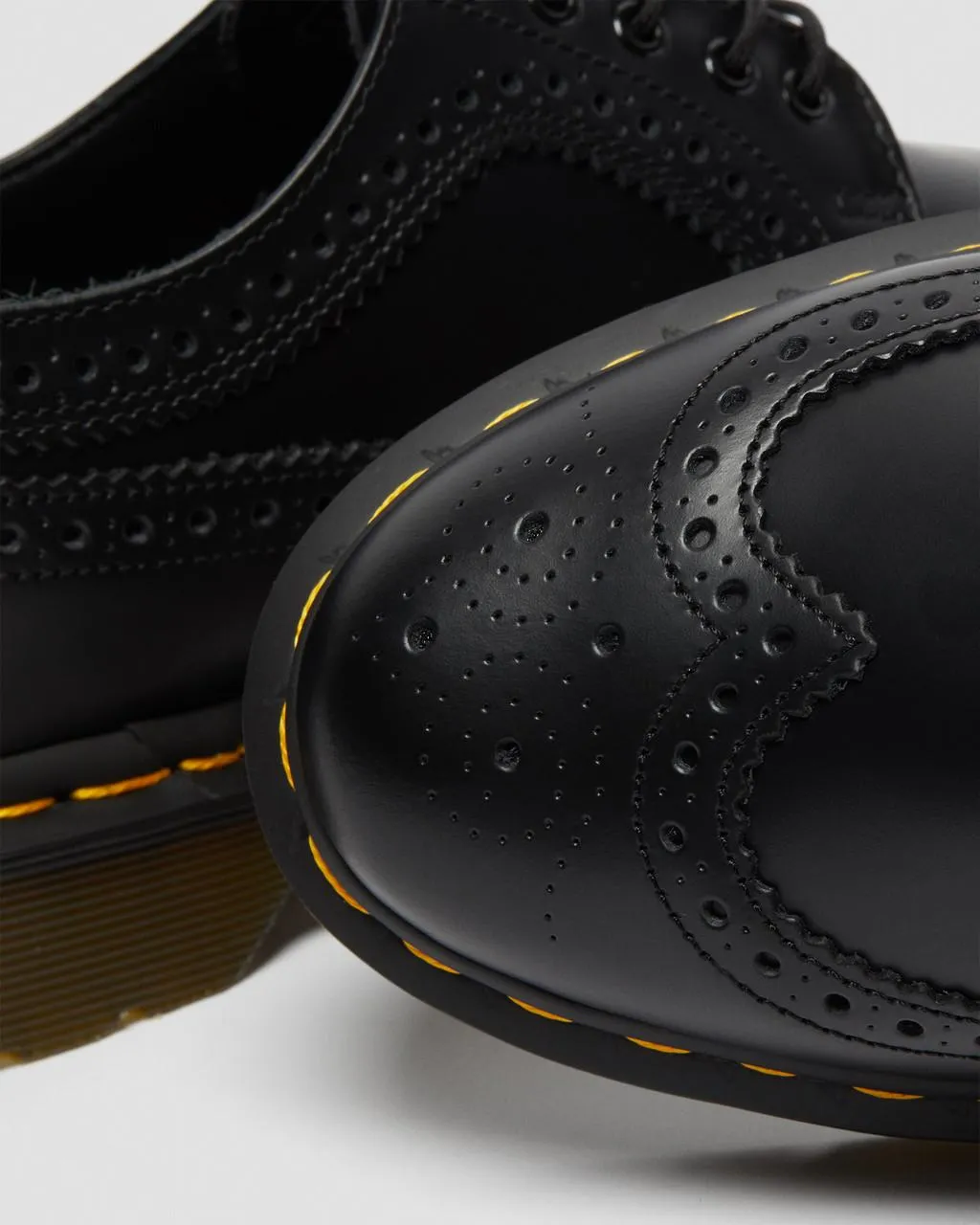 Dr. Martens 3989 Желтые туфли-броги из гладкой кожи со стежкой, цвет Black — Smooth Leather — фото 3