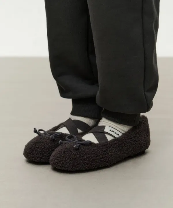 Кроссовки с перекрестными ремешками из овчины, charcoal, Marithé Kids