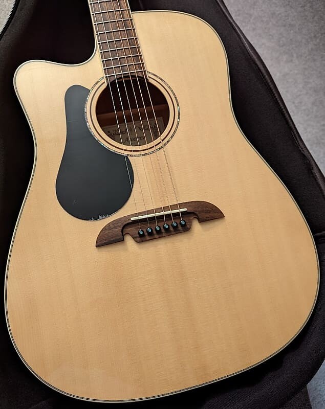 

Акустическая гитара Alvarez AD60LCE