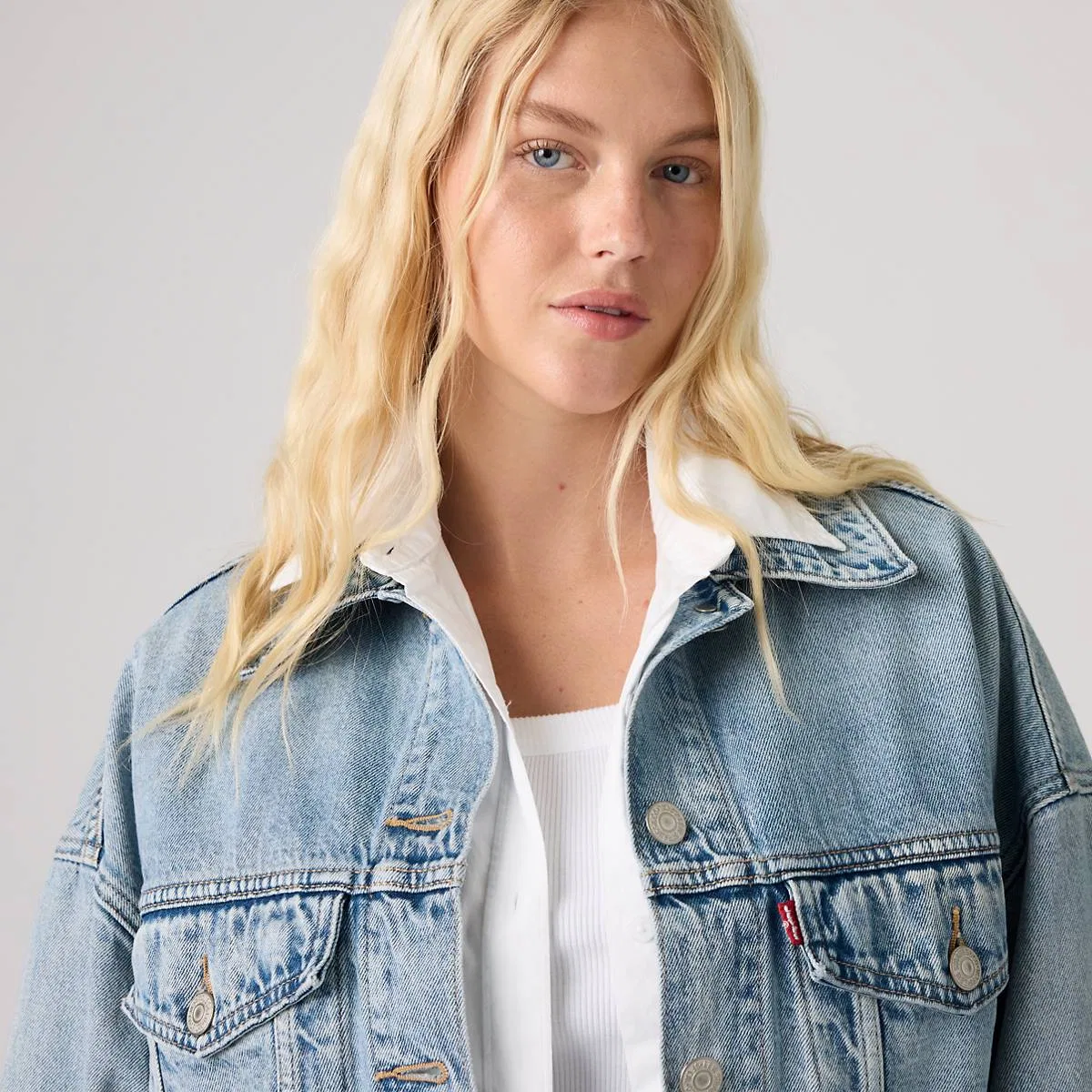 Свободная укороченная куртка-бомбер Levi's, Sunny Season - Light Wash — фото 2