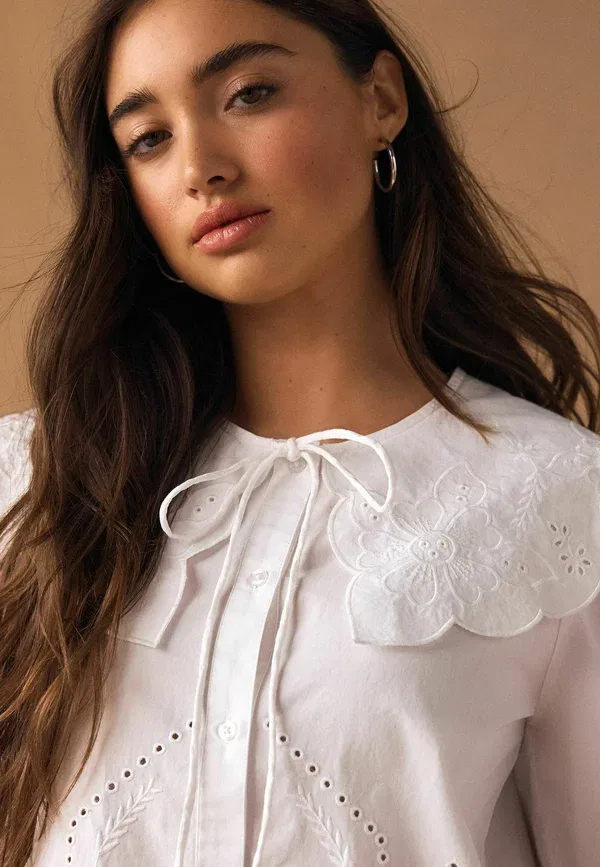 Блуза с вышивкой Petite fit - statement collar broderie long sleeve - button-down blouse Next, white, белый — фото 4