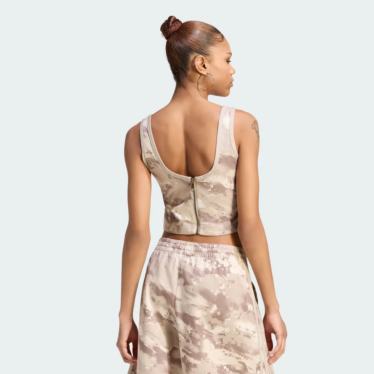Женская приталенная рубашка с молнией Camo Corset Adidas Originals, мультиколор/wonder beige — фото 2