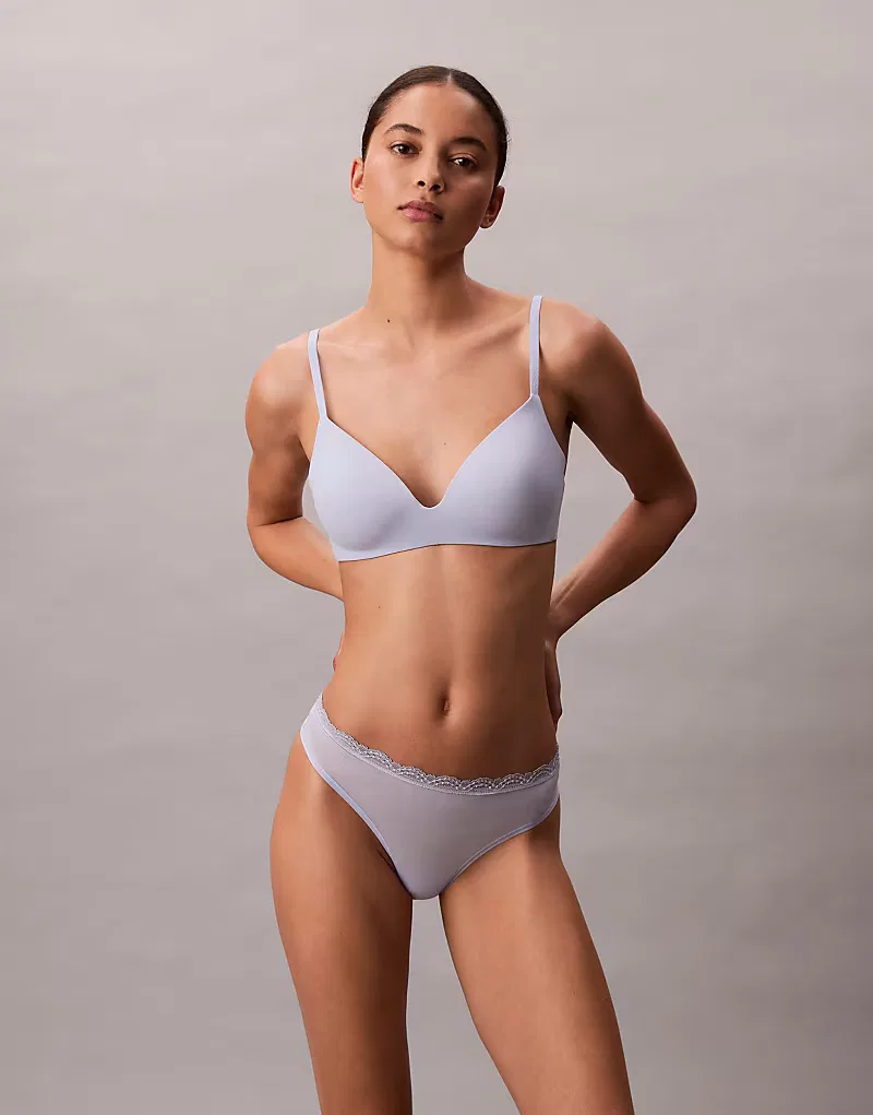 Трусики-стринги Calvin Klein из микрофибры с кружевной отделкой, нежно-голубой — фото 3