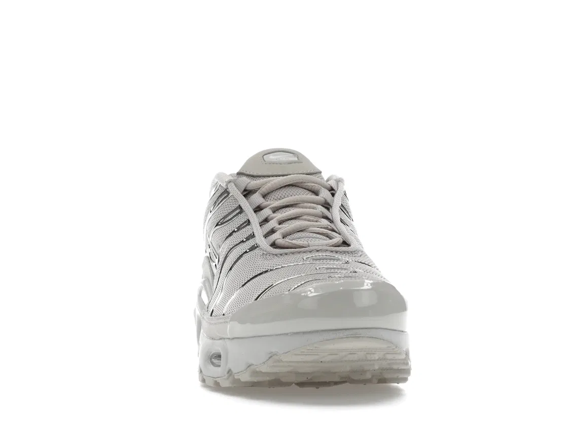 Детские кроссовки с амортизацией Nike Air Max Plus, Light Iron Ore/Gym Red/Smoke Grey/Metallic Silver — фото 2
