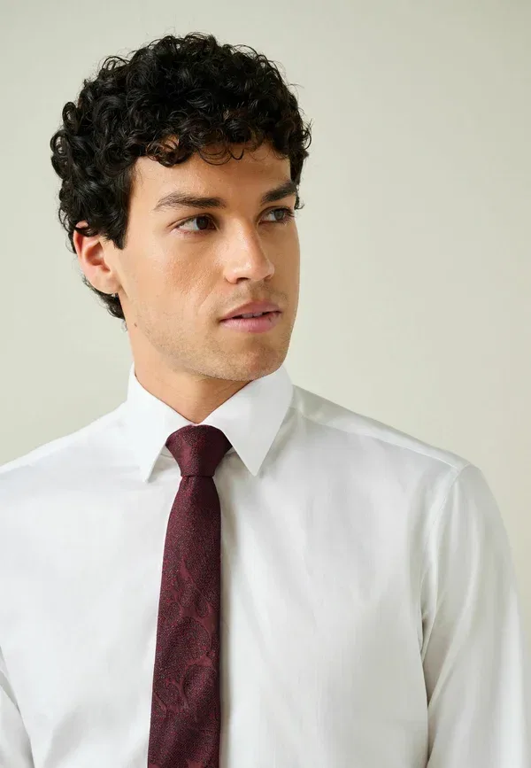 Комплект из рубашки и галстука-бабочки, хлопок, Slim fit - occasion shirt and bow tie pack set, Next, burgundy red, white, белый/красный/бордовый