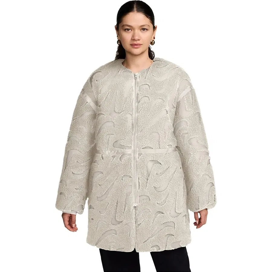 Женская куртка из искусственного меха с длинным рукавом Sportswear Cozy Long-Haired All-Over Swoosh Logo Lined Loose Full-Zip Nike, Кремовый — фото 2