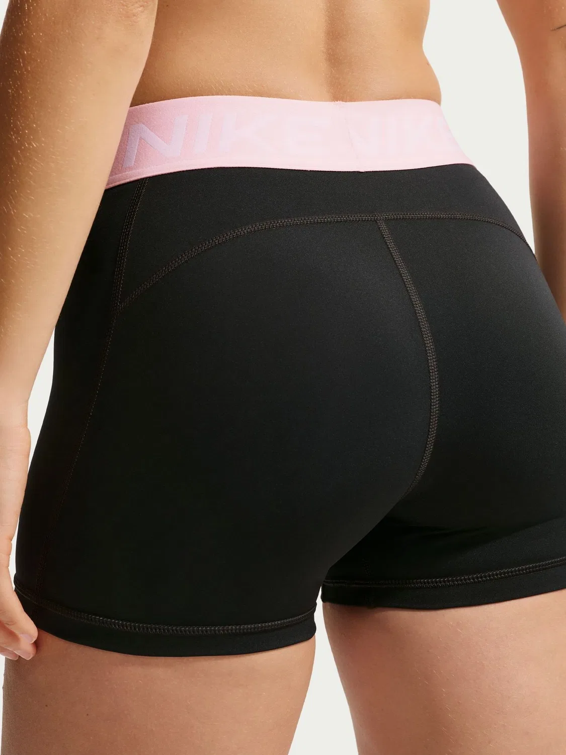 Велосипедки Nike Pro Mid-Rise 3" Biker Shorts, черный/розовый — фото 2