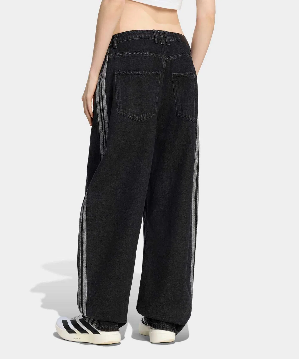 Женские джинсы с широкой штаниной High Rise Barrel Leg Denim Pant Adidas, Black — фото 3