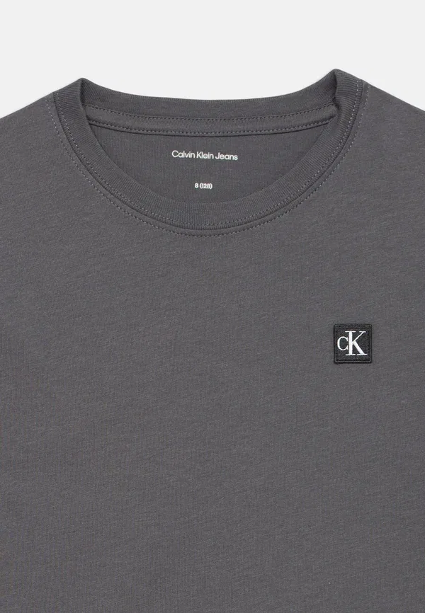 Мини-нагрудник Mono - базовая футболка Calvin Klein Jeans, угольный — фото 4