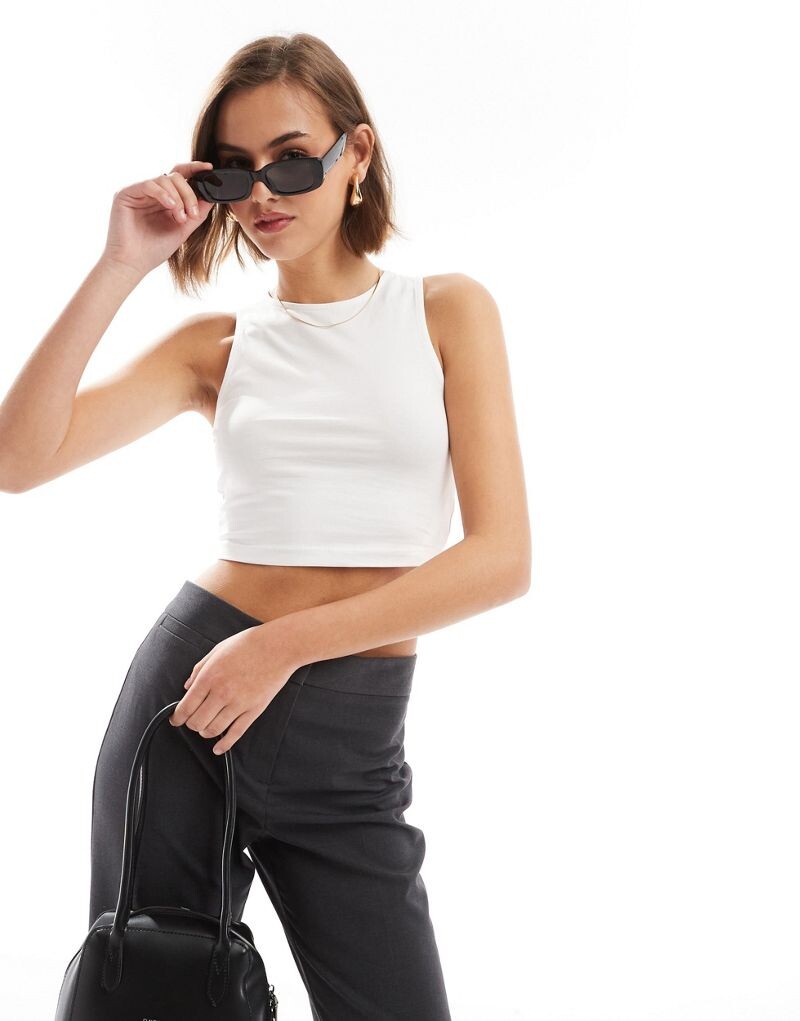 

Белый укороченный топ с высоким воротником ASOS