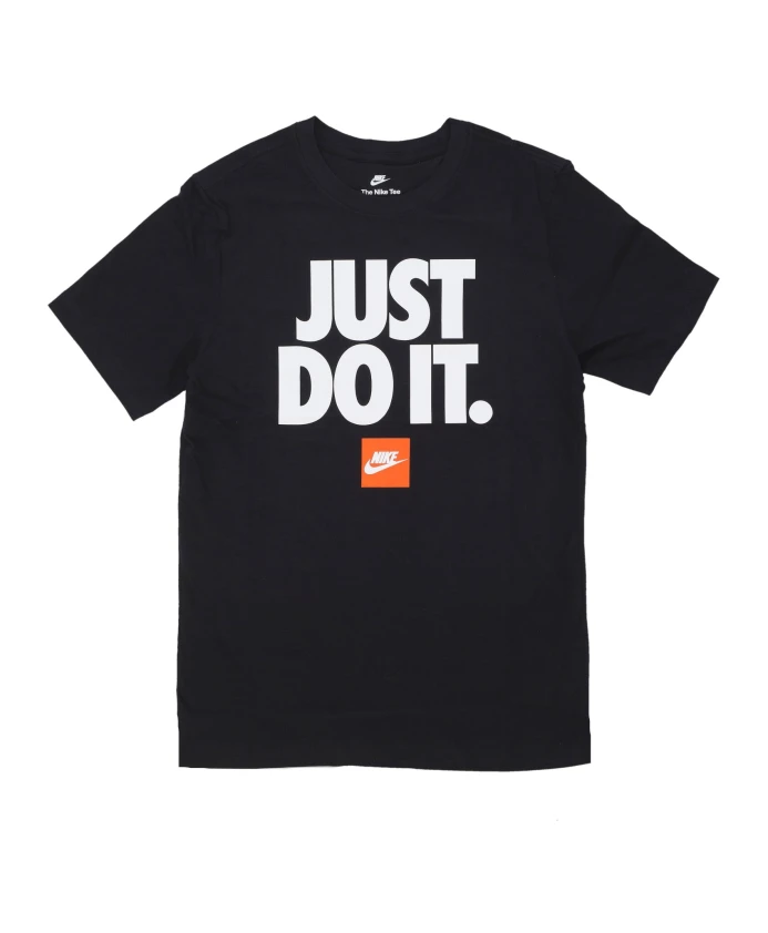 

Черная спортивная рубашка с напечатанными логотипами. Nike, черный