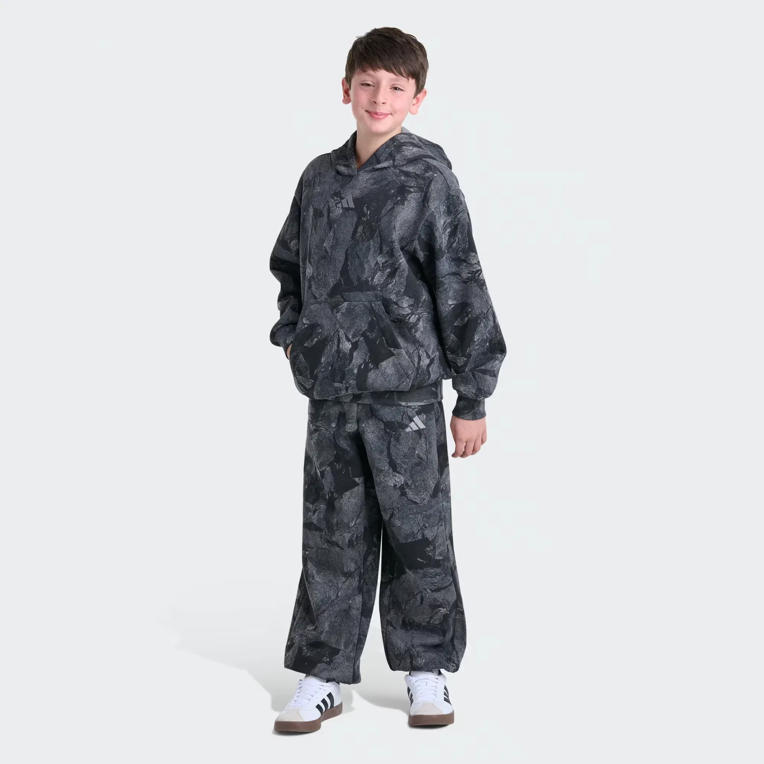 Детская толстовка с капюшоном и камуфляжным принтом Rock Camo Adidas Sportswear, черный — фото 2