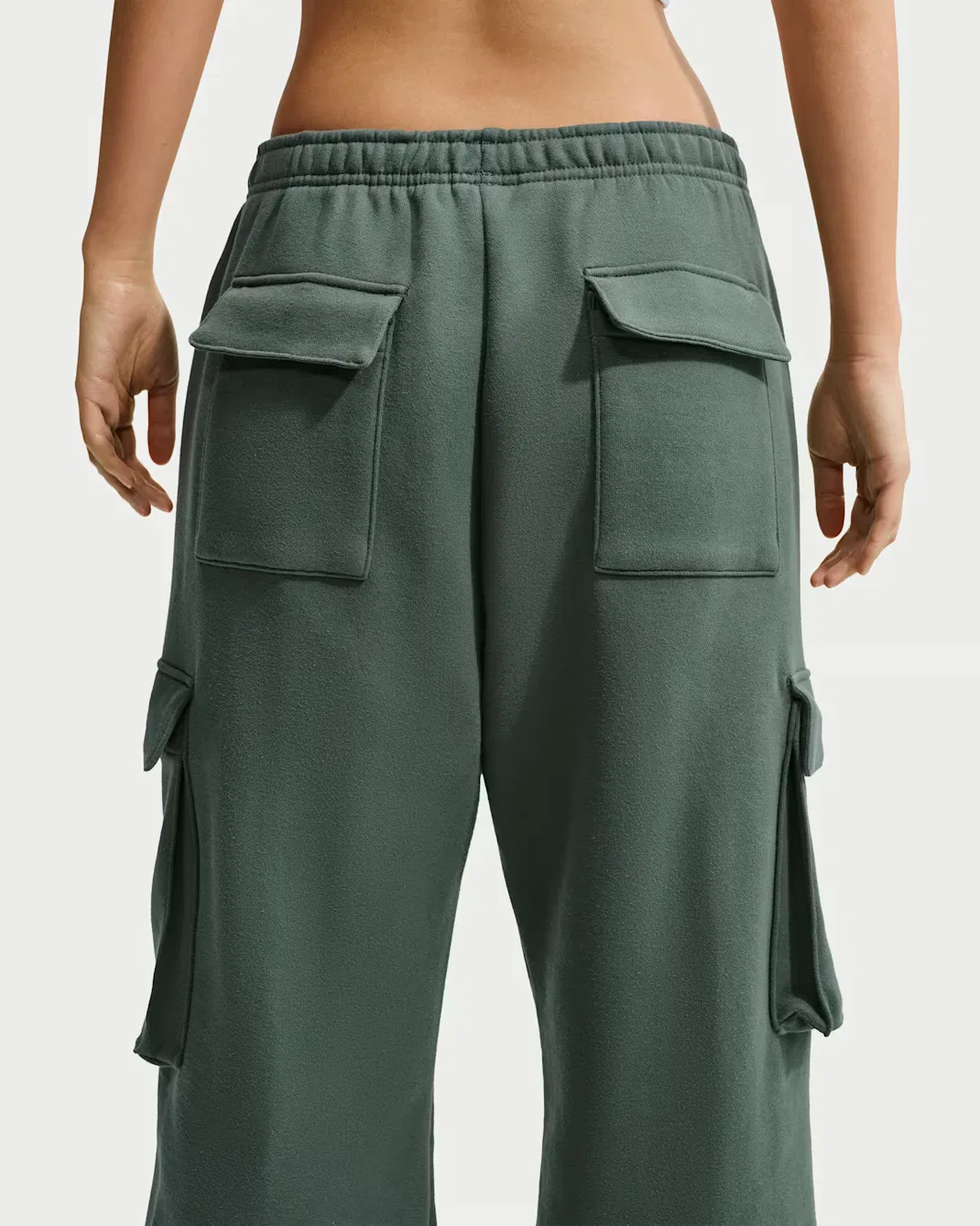 Женские брюки-карго свободного кроя с высокой посадкой Nike Studio Fleece Medium Weight, Camo Green/Sail — фото 3