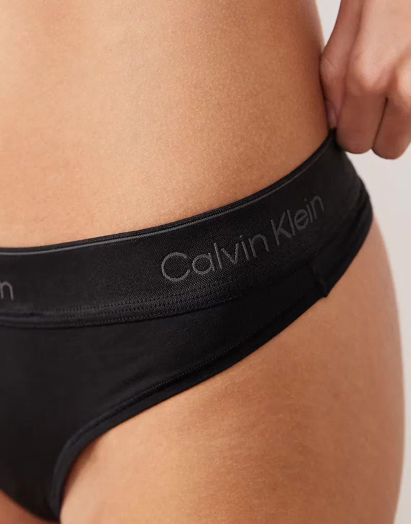 Трусики-стринги Calvin Klein Icon из хлопка и модала, черный, атласные — фото 3