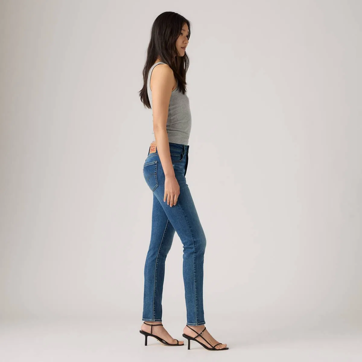джинсы с высокой посадкой 721 и зауженными штанинами для женщин Levi's, Ripped Page - Medium Wash — фото 4