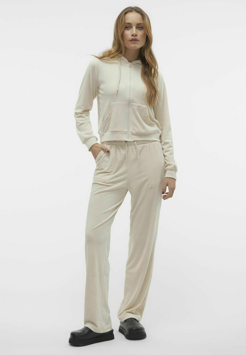 

Спортивные брюки MIT WEITEM BEINSCHNITT VMATHENA Vero Moda, молочный