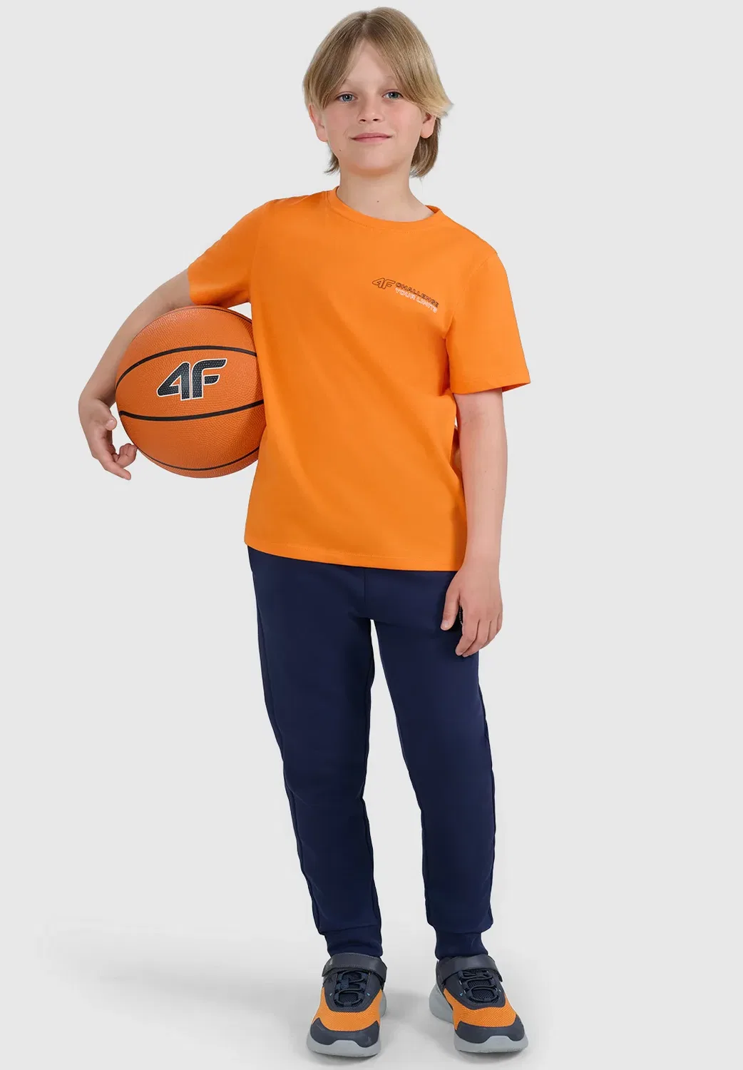 Футболка Regular z nadrukiem chłopięcy - czarny 122 (6-7 лат) - футболка с принтом 4F, Orange