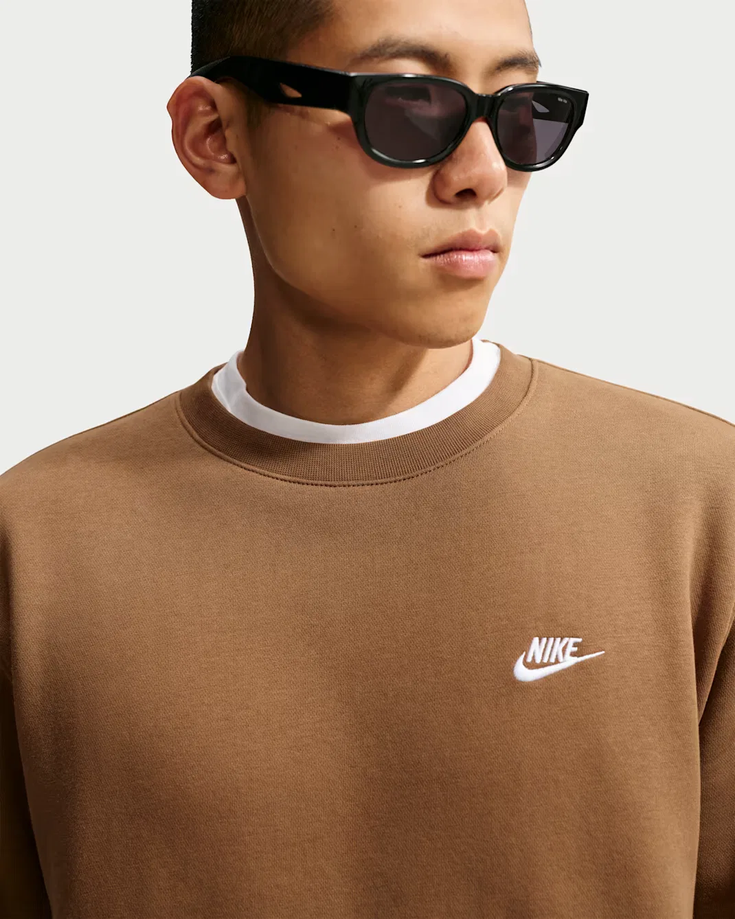 Мужская флисовая футболка с круглым вырезом Nike Club, Ale Brown/White — фото 3