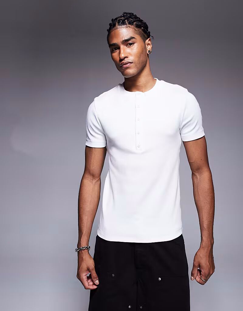 

Футболка ASOS DESIGN muscle fit в рубчик с воротником-хенли белого цвета