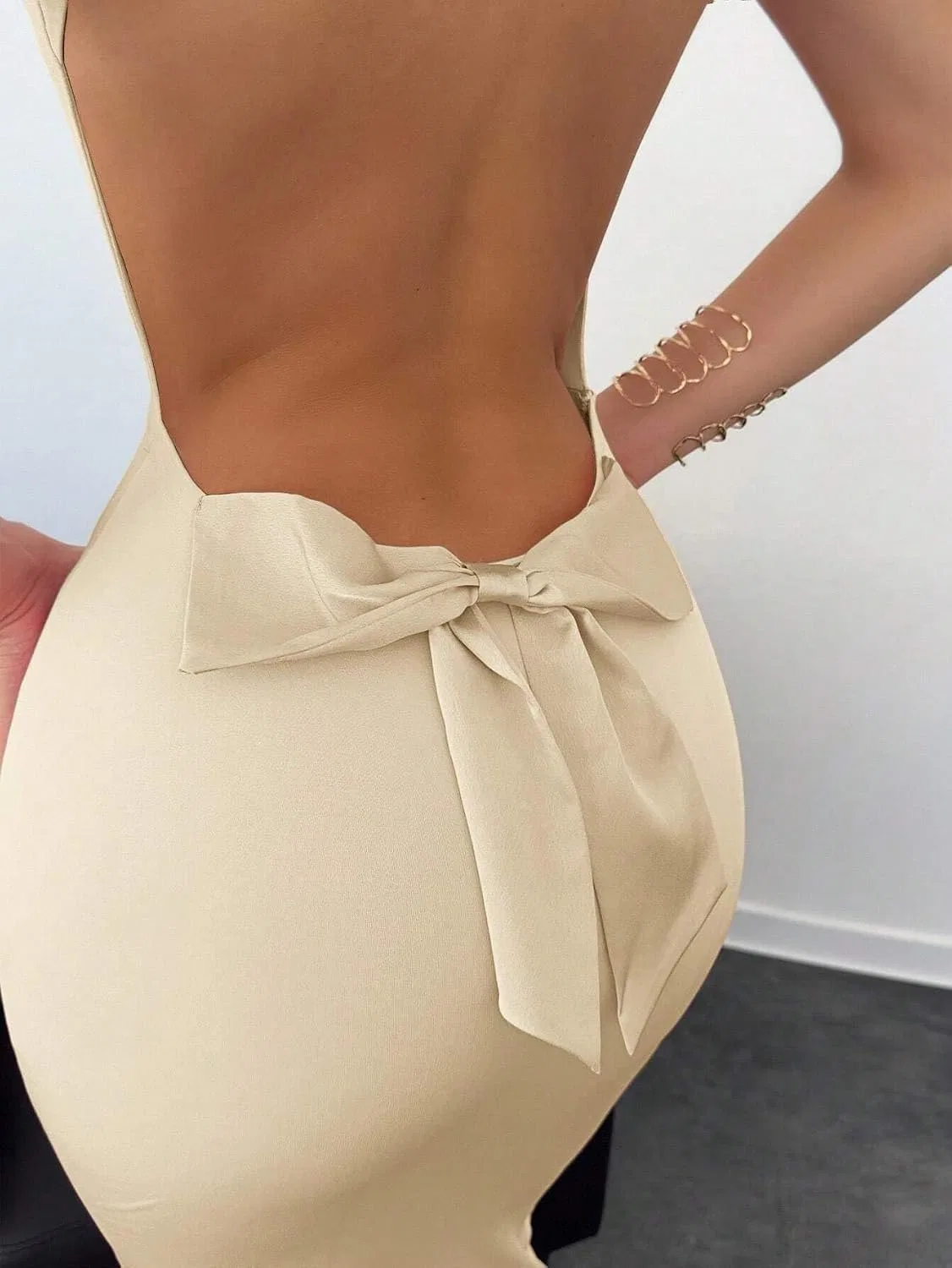 Женское элегантное макси-платье на бретелях с бантом Beige — фото 4