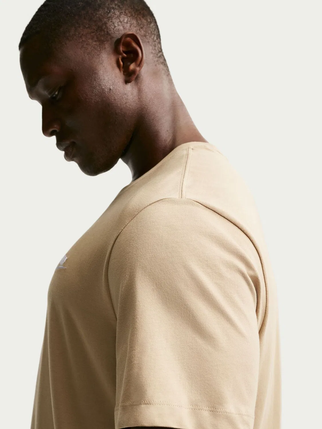 Футболка хлопковая Club T-Shirt Nike, Parachute Beige — фото 4