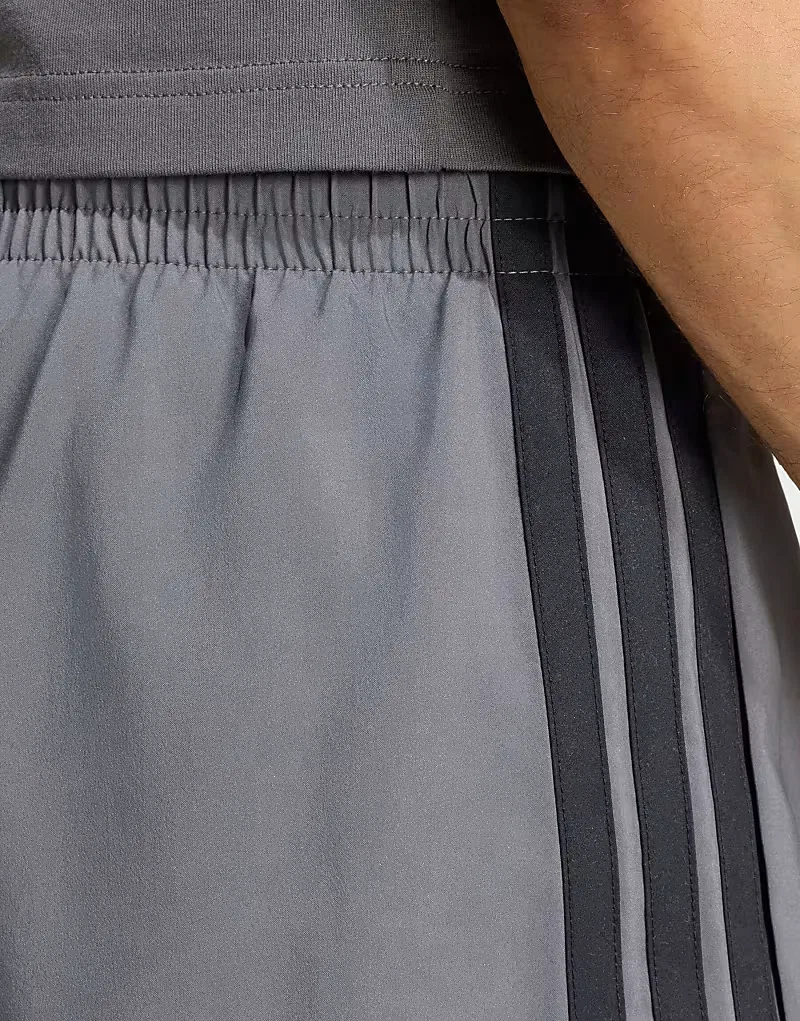 Шорты Adidas Performance Essentials Chelsea Lite с тремя полосками, серые, черные — фото 4