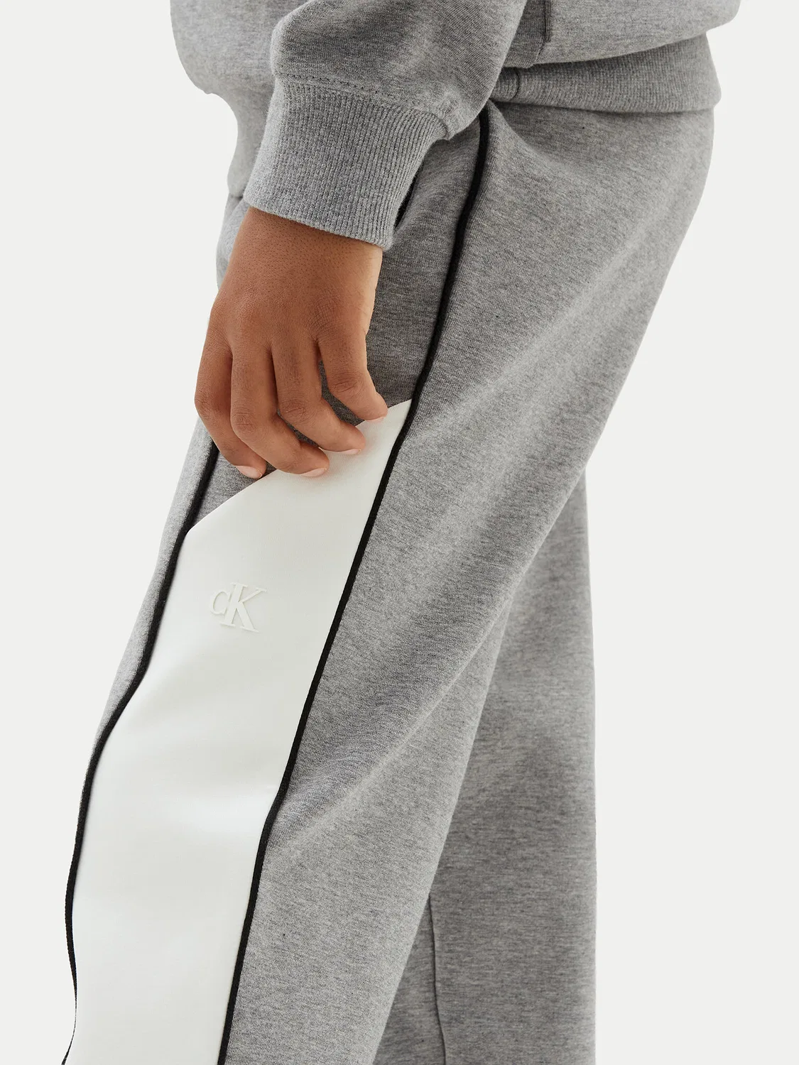 Спортивные штаны стандартного кроя для мальчика Calvin Klein Jeans, серый — фото 3