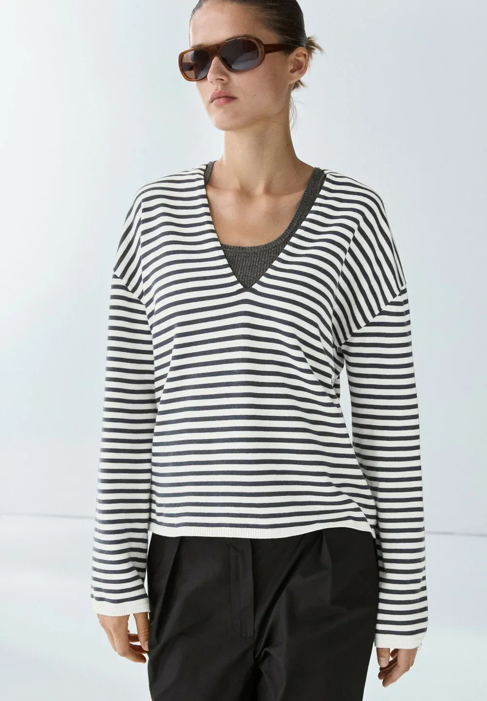 Вязаный свитер в полоску с V-образным вырезом Massimo Dutti, White