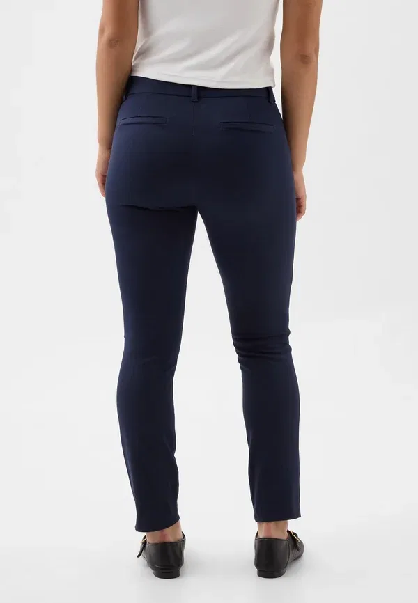 Брюки чинос зауженные Gap, true indigo, цвет темно-синий — фото 3