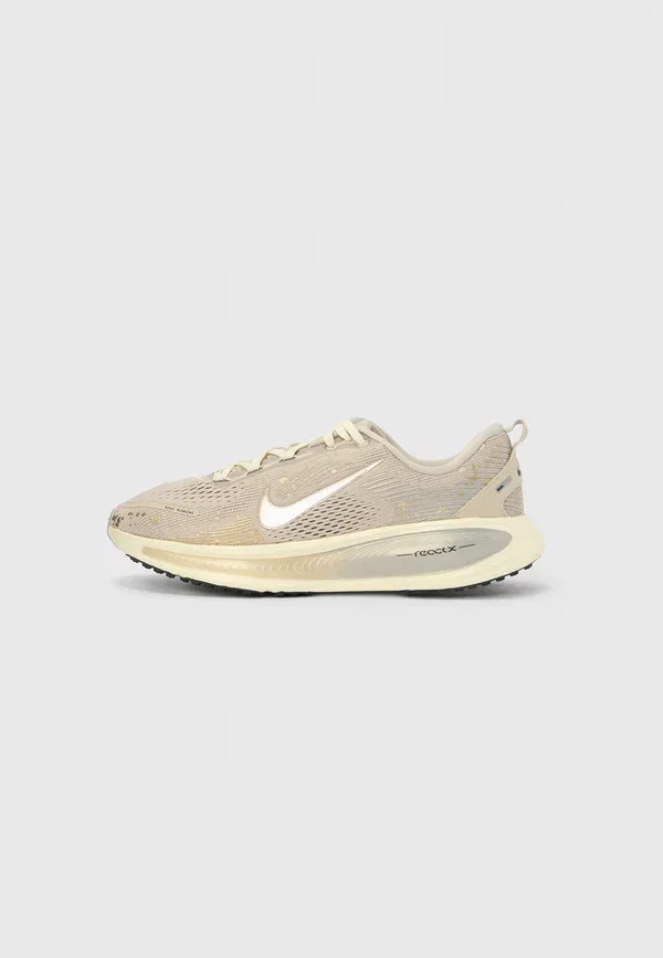 Кроссовки для бега по бездорожью с защитой от холода Vomero 18 Nike Performance, cream, gold-coloured, coconut milk, smoke grey, серый/кремовый