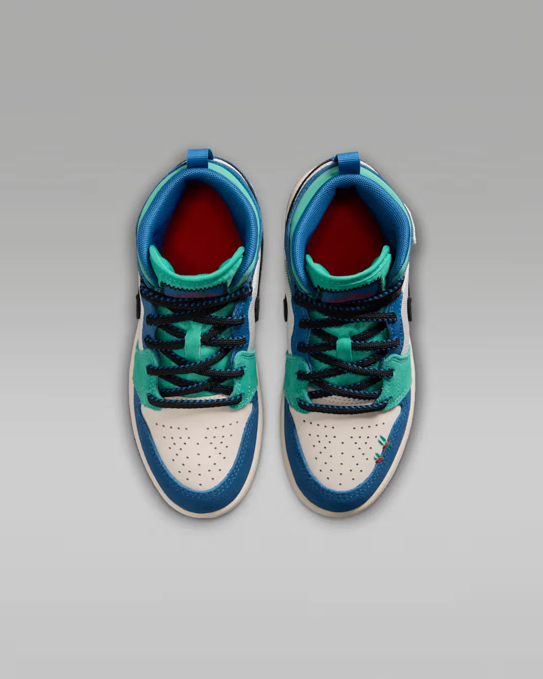 Детские кроссовки Jordan 1 Mid SE, Chalk/True Blue/Kinetic Green/University Red — фото 4