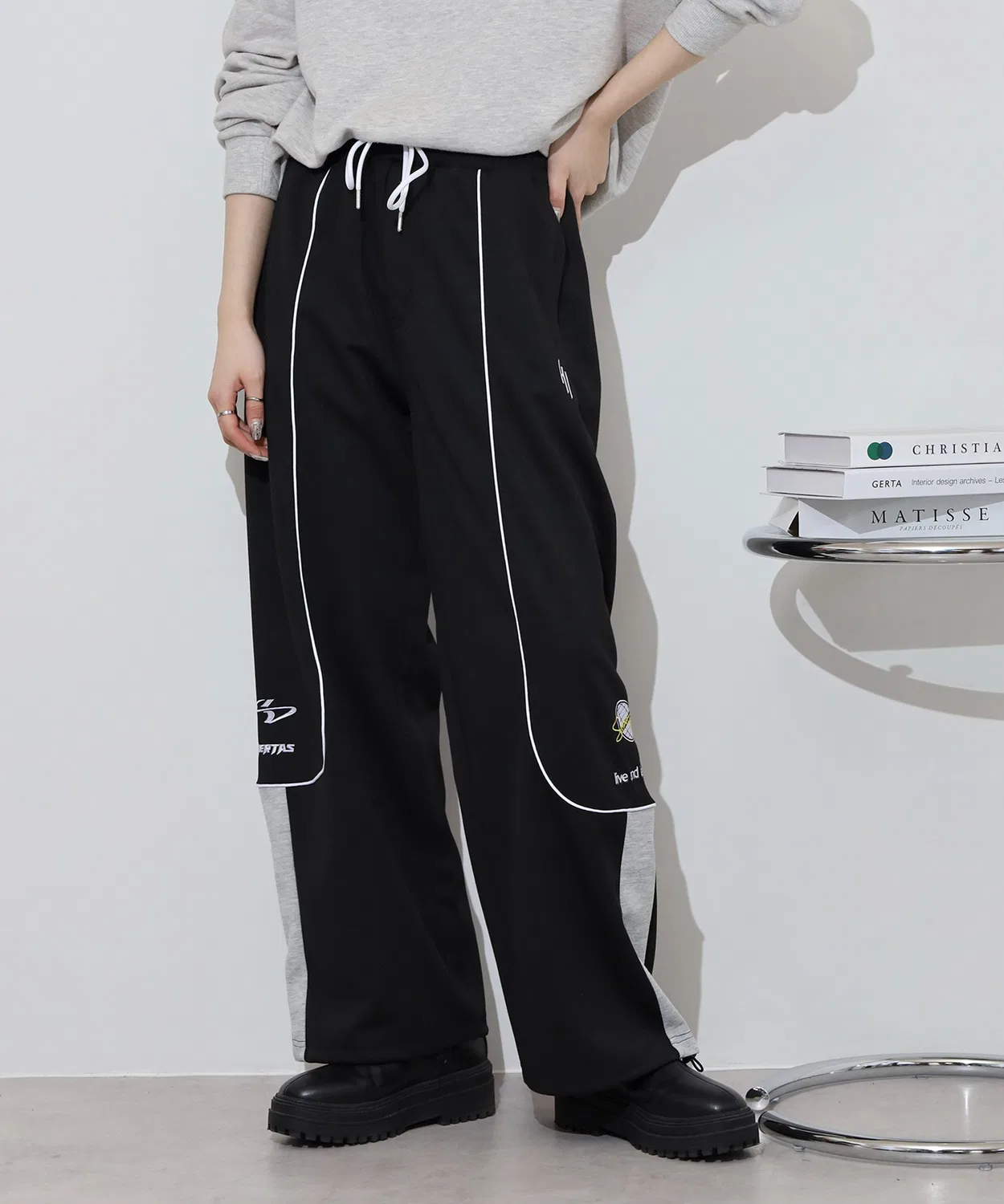 Детские спортивные штаны с кантом, свободного кроя, с вышивкой RE730, Black