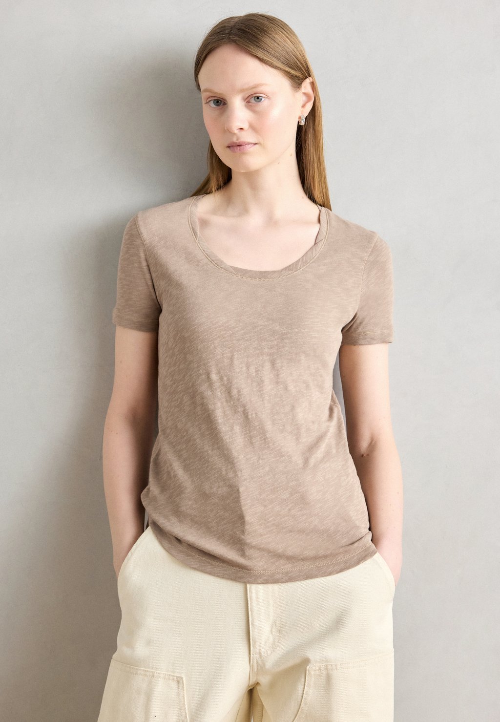 

Базовая футболка DEEP ROUND NECK TWISTED Marc O'Polo, песочный