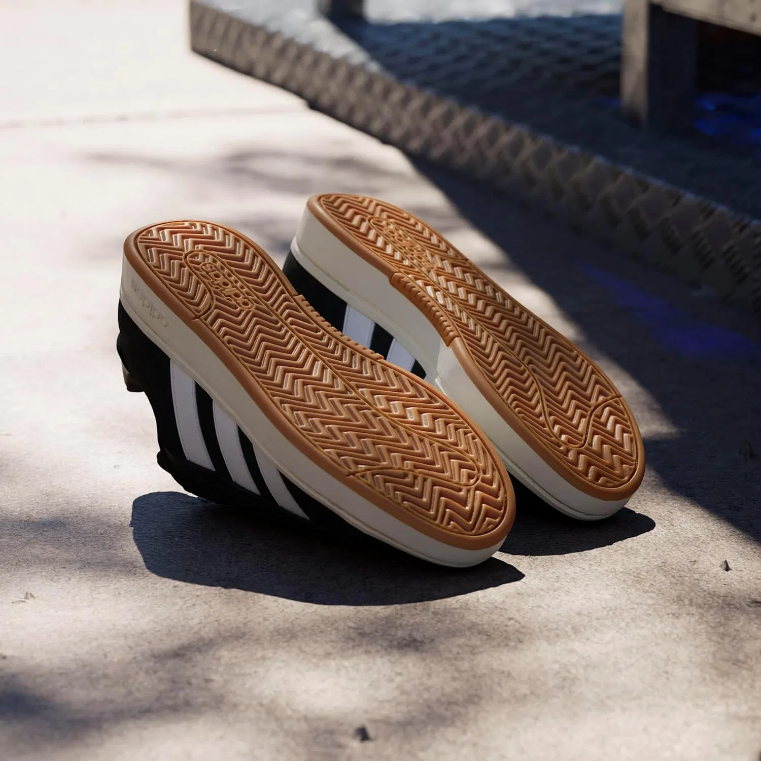 Кроссовки теннисные adidas, цвет Black/White/Gum — фото 4