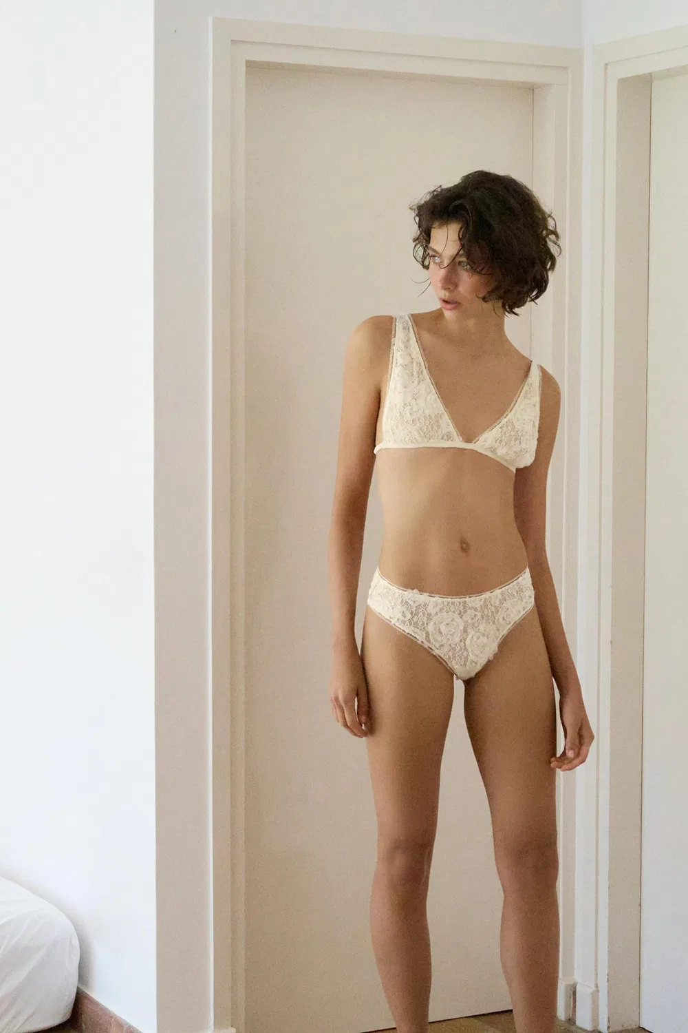 ТРЕУГОЛЬНЫЙ БЮСТГАЛЬТЕР С РЕЛЬЕФНЫМ КРУЖЕВОМ ZARA, Ecru/Beige — фото 4