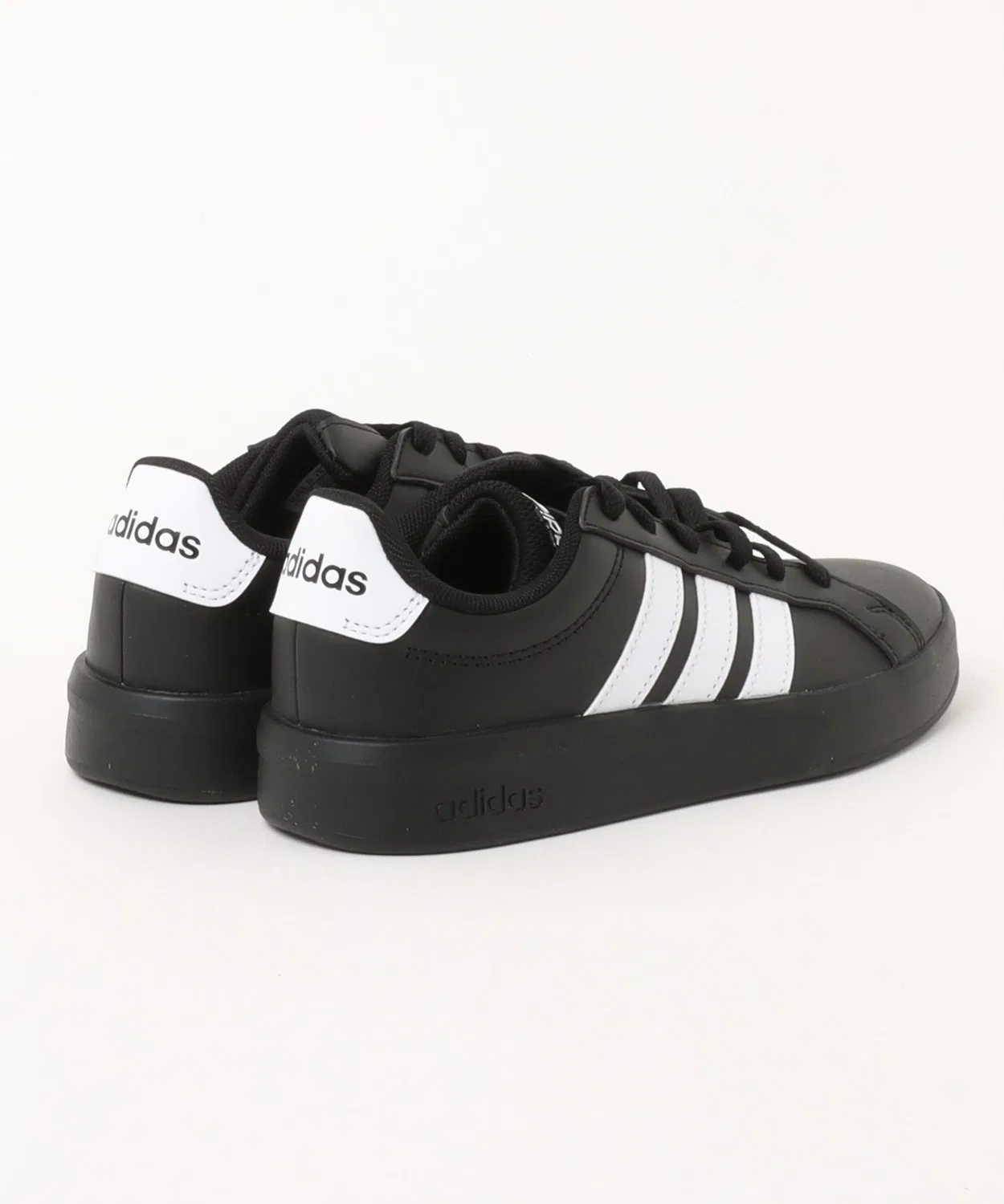 Детские кроссовки из синтетической кожи на шнуровке GRAND COURT 3.0 J Adidas, Black/White — фото 2