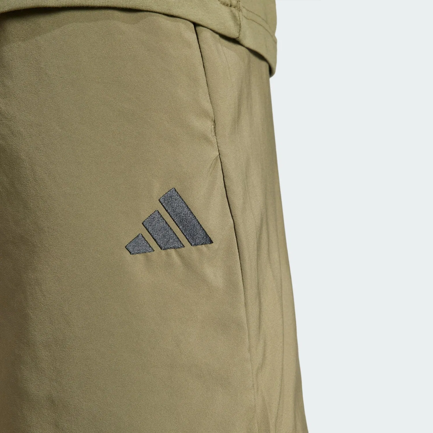 Мужские шорты с эластичным поясом Essentials Small Logo Chelsea Shorts Adidas, Khakibeige Schwarz — фото 4