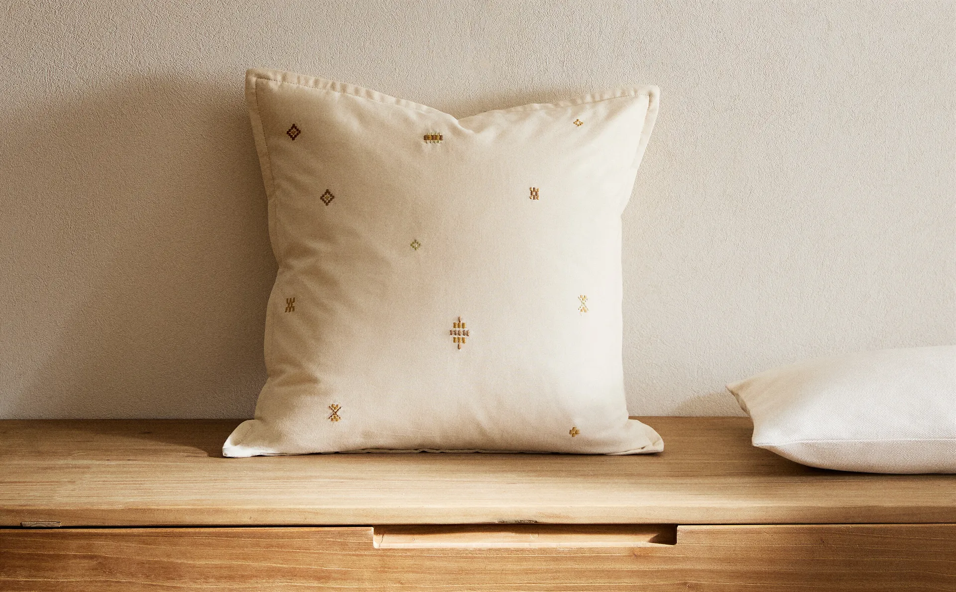 

Чехол на подушку с вышивкой Zara Home, светло-бежевый