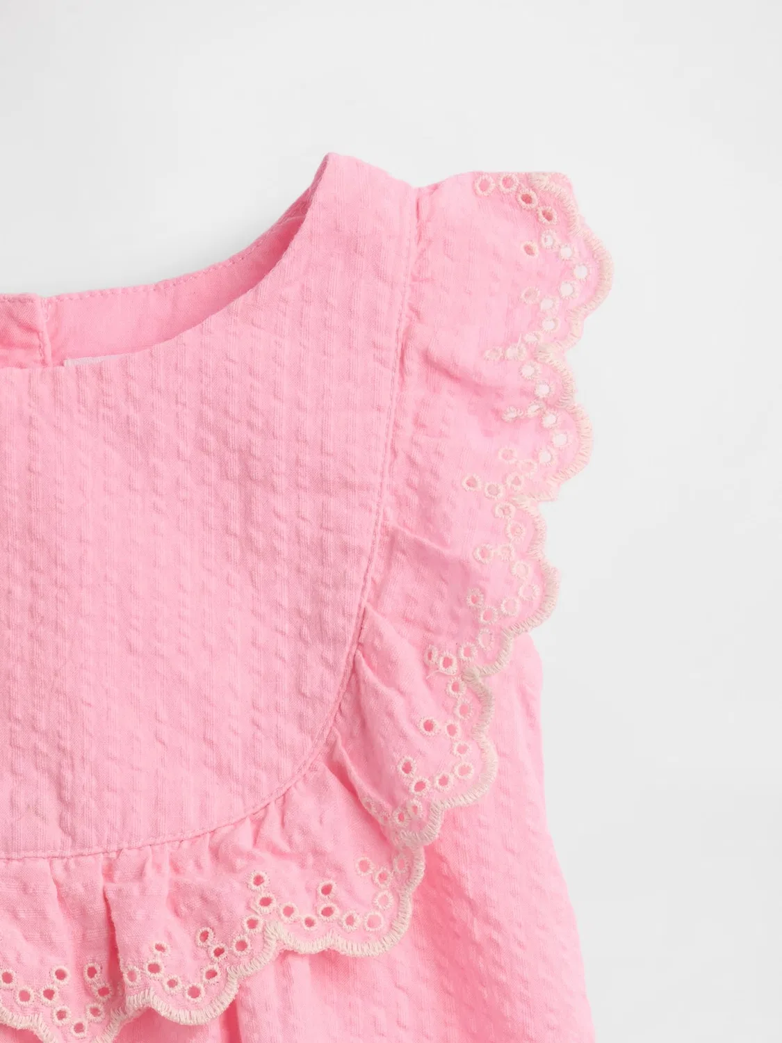 Комплект для новорожденных с рюшами и ажурной отделкой, модель Pink Eyelet Ruffle Outfit Set Gap, розовый — фото 3
