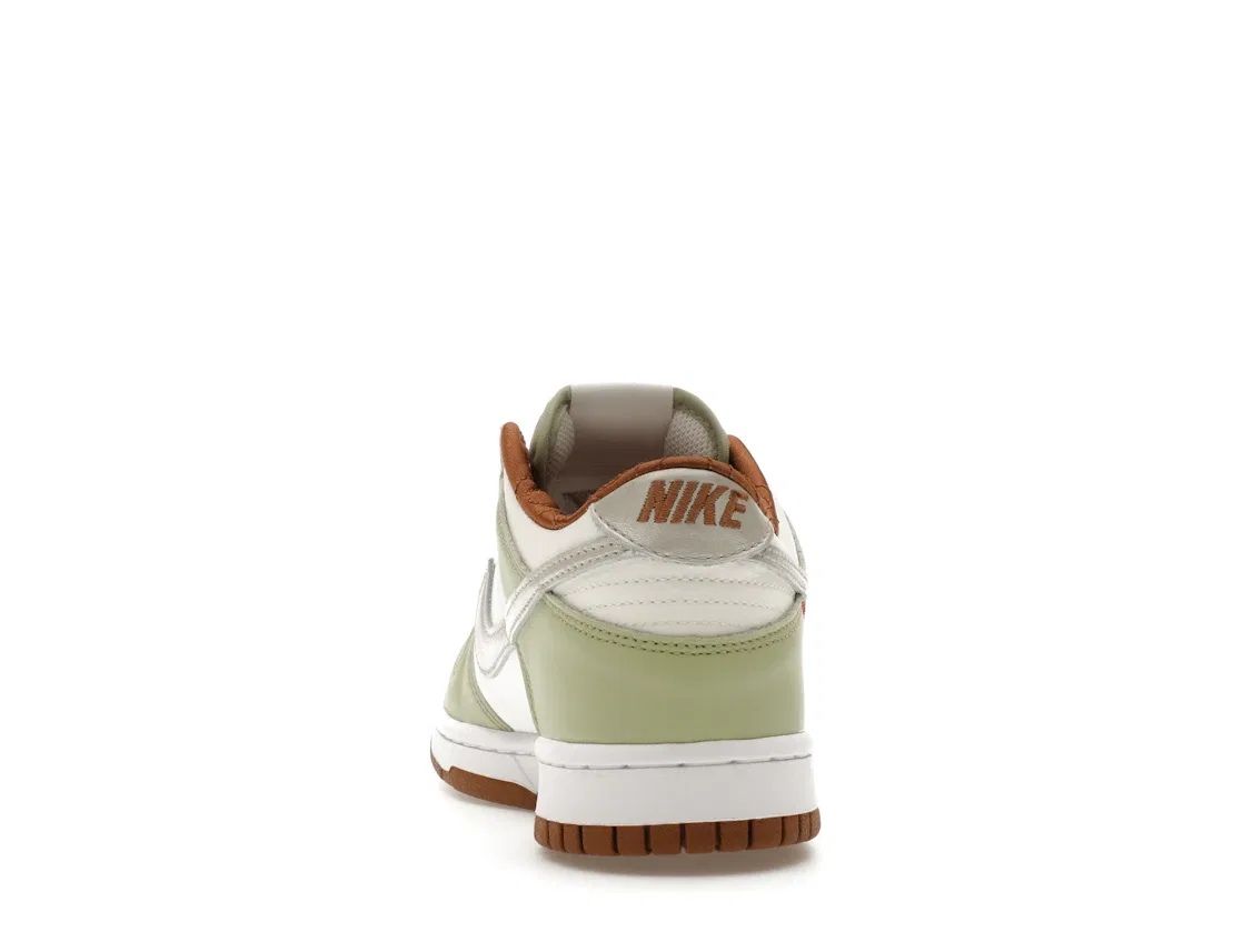 Детские кроссовки Lifestyle Nike Dunk Low, Sail/Light Bone/White/Olive Aura/Light British Tan/University Red — фото 4