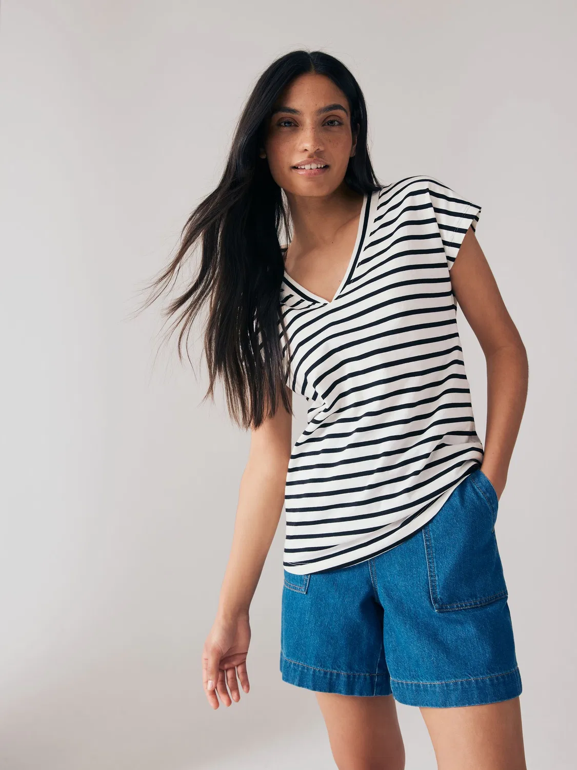 Футболка с V-образным вырезом и коротким рукавом, модель Black/White Stripe Next, черно-белая полоска