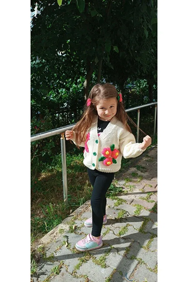 Детский кардиган с цветочным принтом Hand knitted kids cardigan El Örgüsü Cici Bebe, Cream Color — фото 3