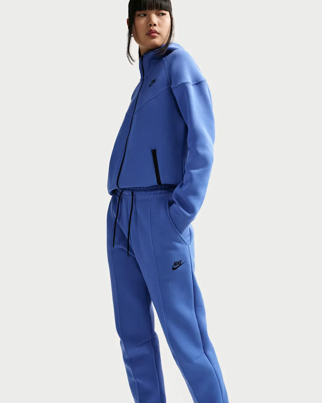 Женские спортивные брюки средней посадки Nike Sportswear Tech Fleece, Light Medium Blue/Black — фото 4