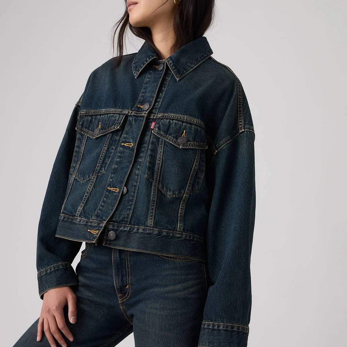 Свободная укороченная куртка-бомбер Levi's, High Vibration Trucker - Dark Wash — фото 2
