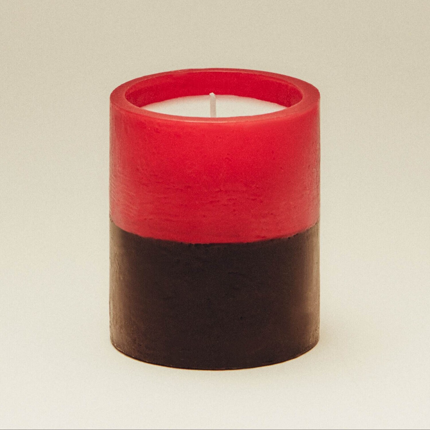

Свеча Zara Home х Collagerie Pear & Tonka Scented Candle, красный/черный