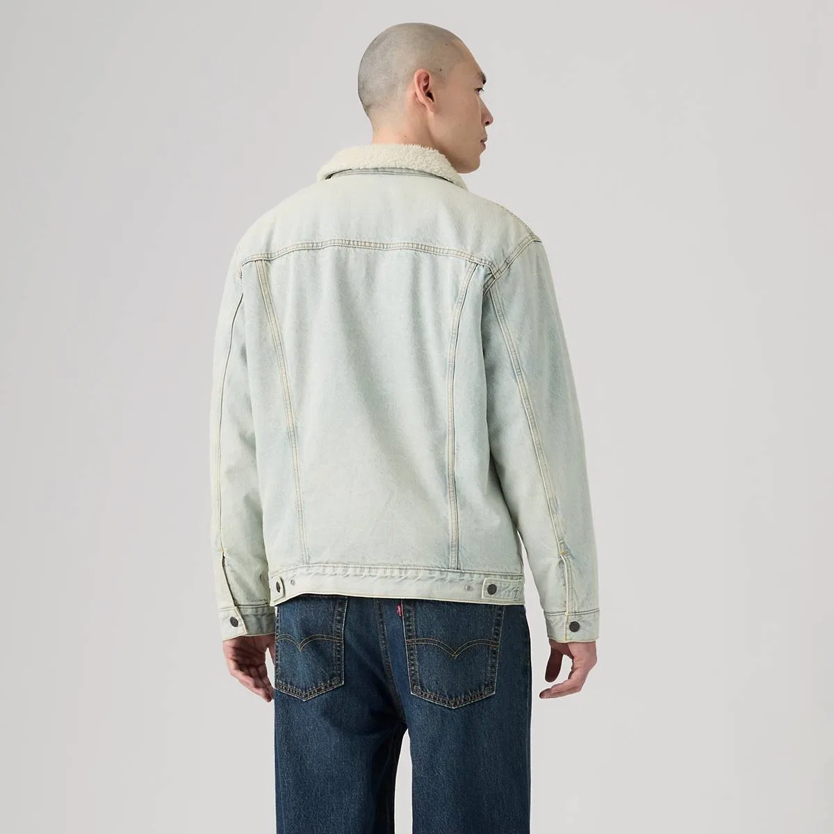 Свободная куртка-тракер из шерпы Levi's, Into The Light Sherpa - Light Wash — фото 4