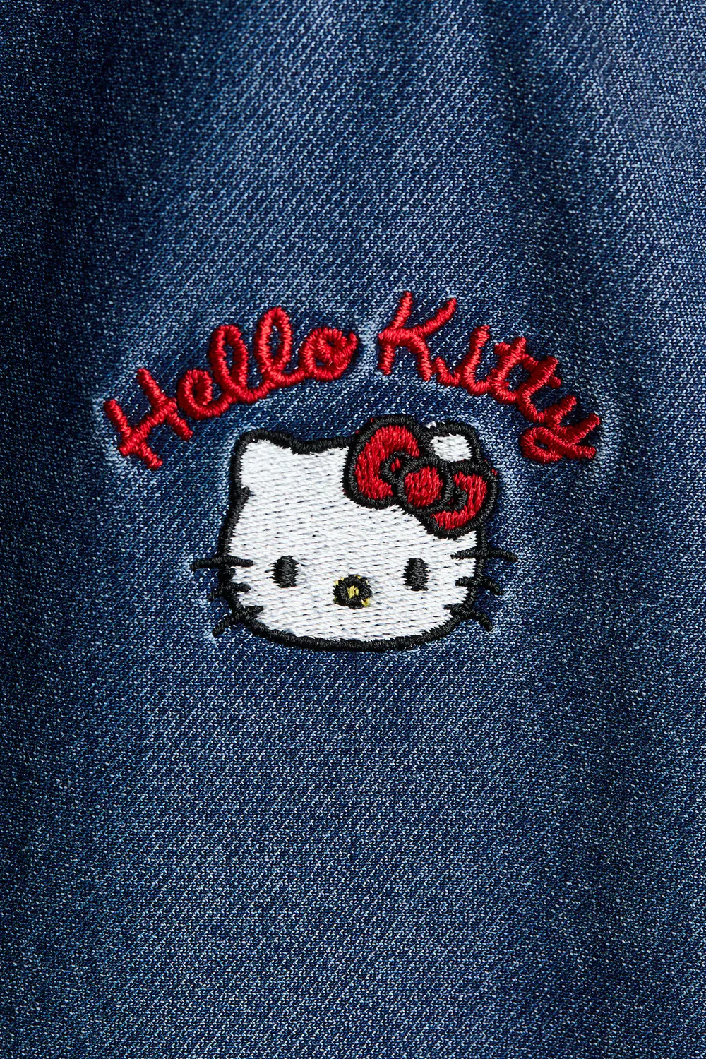 Платье с вышивкой в стиле джинсовой ткани H&M, Denimblau/Hello Kitty — фото 2