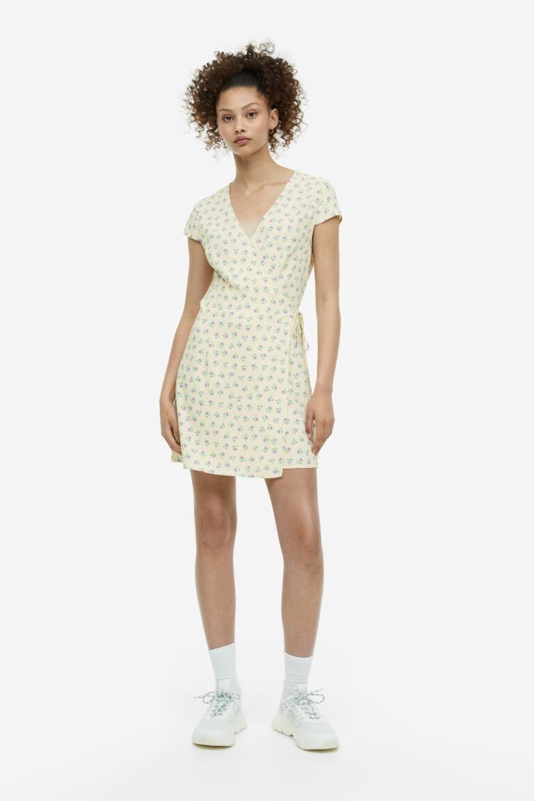 

Креповое платье с запахом спереди H&M, светло-желтый/цветочный