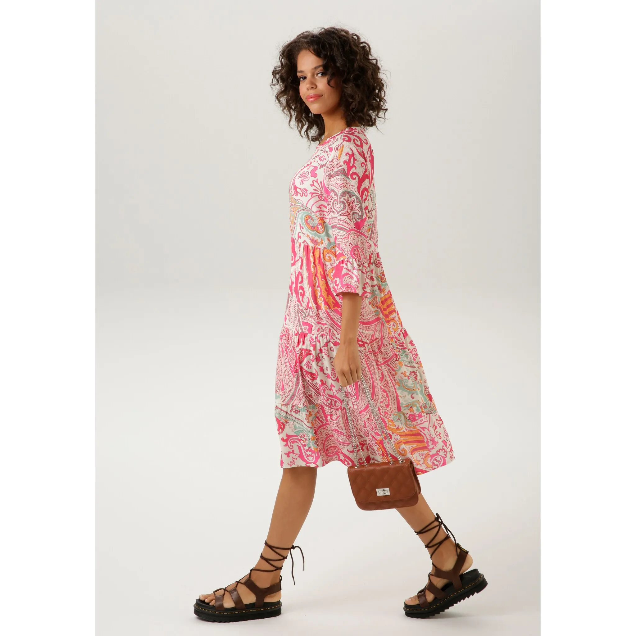 

Платье-блузка Aniston CASUAL с крупным принтом пейсли, цвет Wollweiß-Pink-Mint-Orange-Salbei-Rot